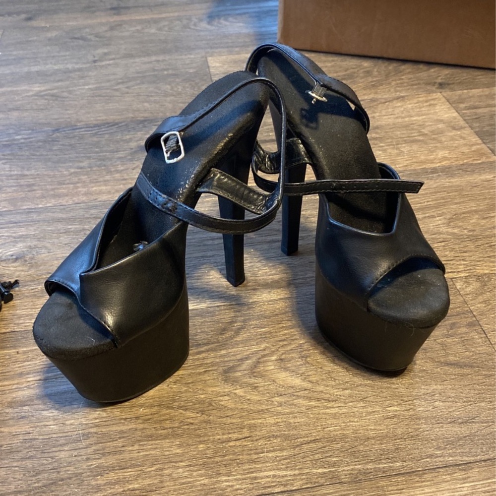 Pleasers plain and simple black heels size 8